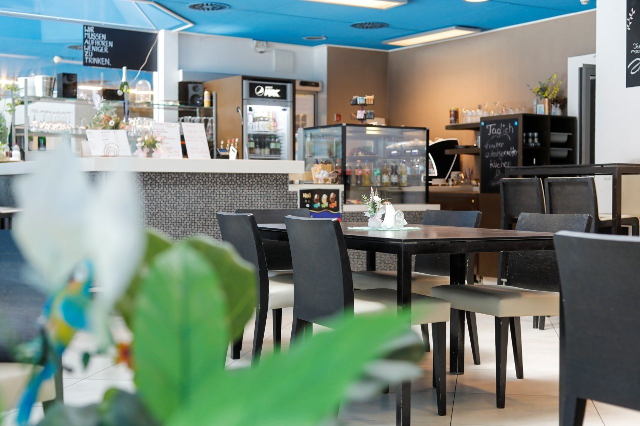 DAS LEUZE Gastronomie - das Restaurant Donna Aqua Restaurant Donna Aqua im LEUZE - Blick auf die Verkaustheke, Inneneinrichtung