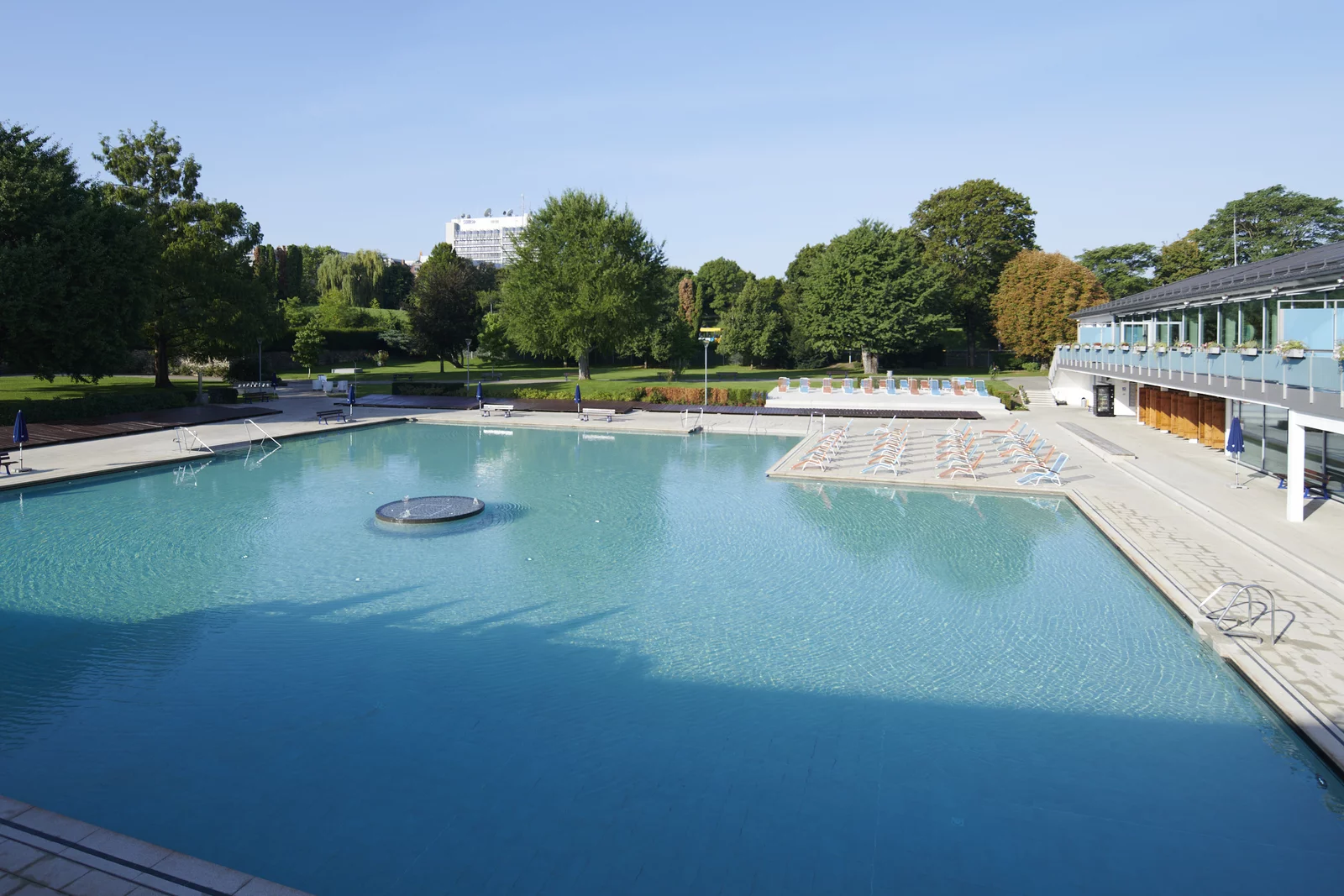 Aussenbecken mit chlorfreiem, naturbelassenem und stark kohlensäurehaltigem Mineralwasser mit naturgegebenen Wassertemperatur von ca. 22 °C im Mineralbad Berg.