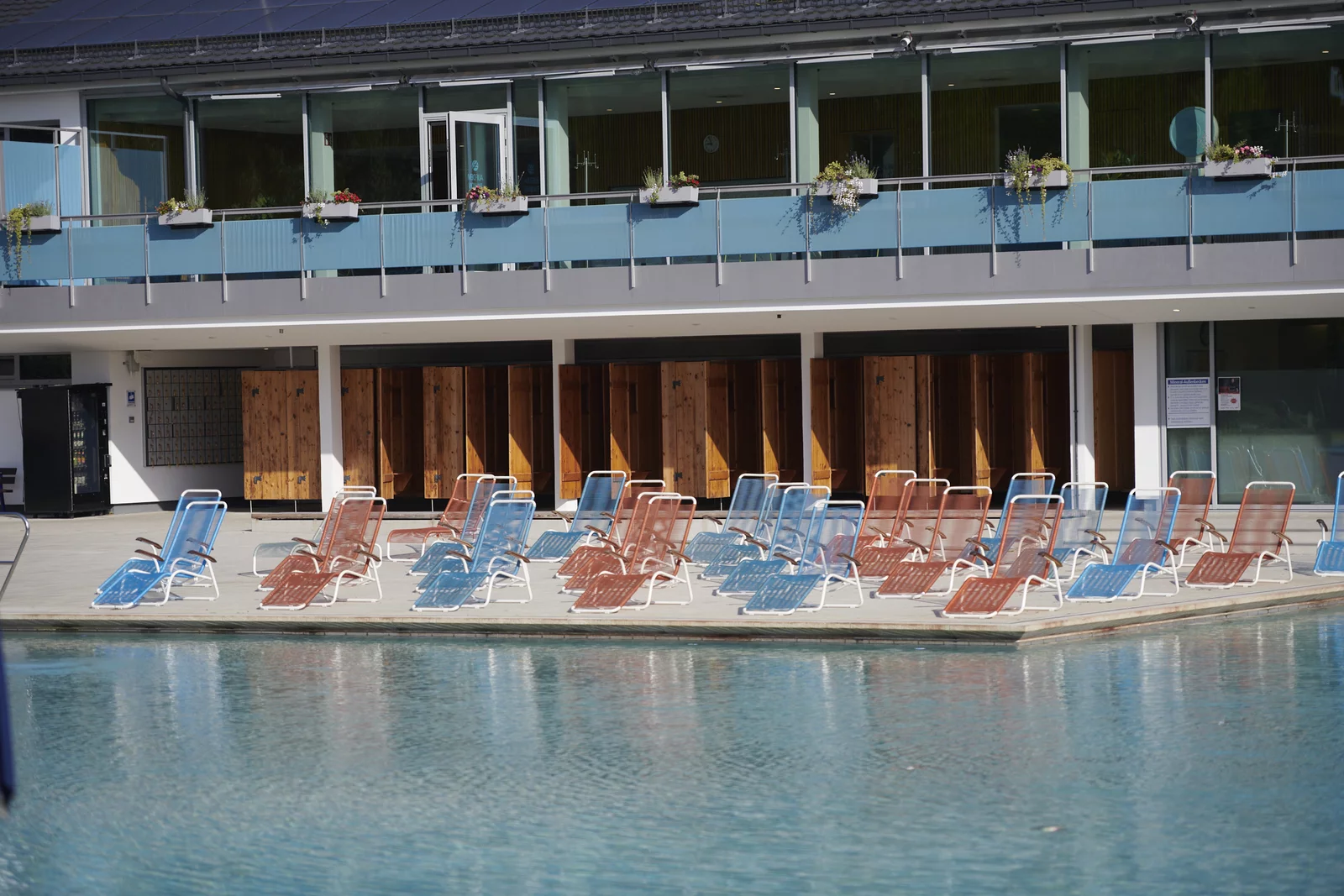 Sonnenterrasse mit Liegestühlen am Aussenbecken mit naturbelassenem und stark kohlensäurehaltigem Mineralwasser im Mineralbad Berg.