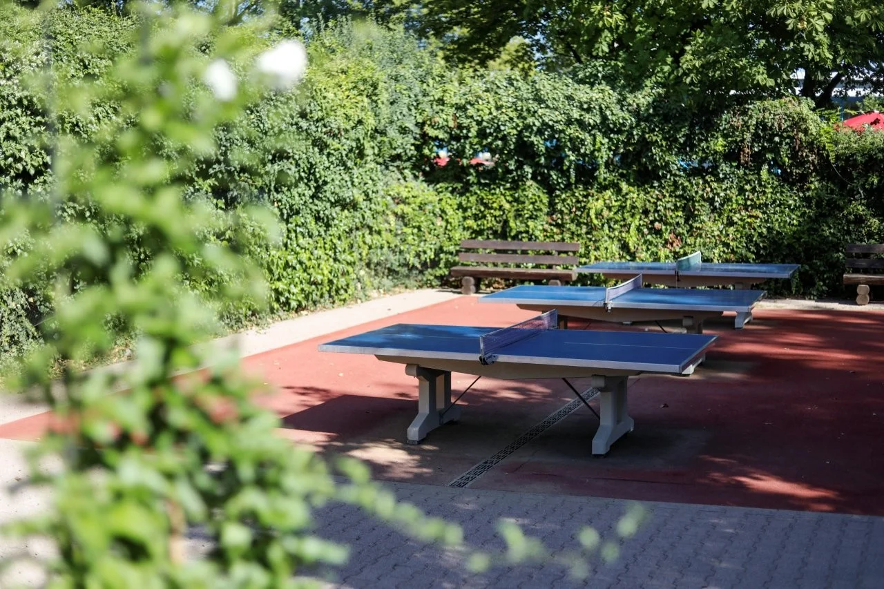  Tischtennis spielen in der grosszuegig angelegten Sportanlage im LEUZE