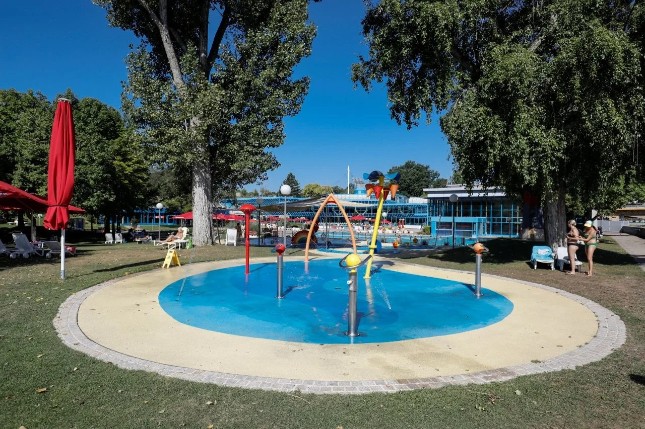 Blick auf den Spraypark mit diversen Wasserspielen im Kinderland LEUZE. 