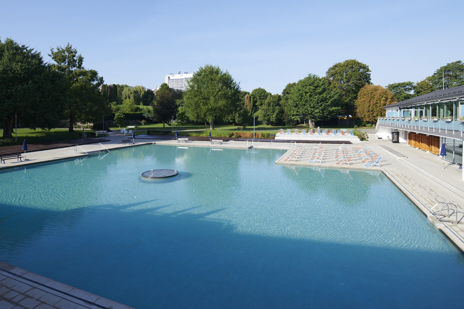 Außenbecken mit See-Charakter, umgeben von einer grosszuegigen Parkanlage im Mineralbad Berg.