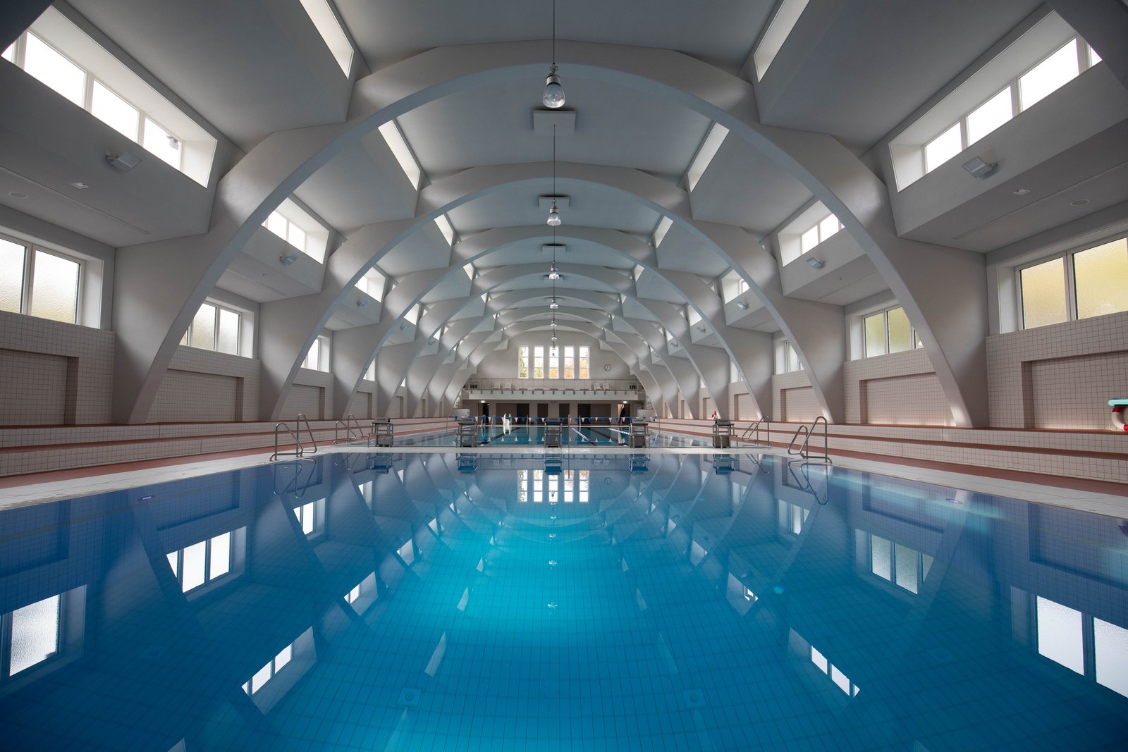 Schwimmhalle mit Rundbogen-Dachkonstruktion im Stadtbad Heslach Blick in die Schwimmhalle mit Rundbogen-Dachkonstruktion über die Becken des denkmalgeschützten Stadtbads Heslach.