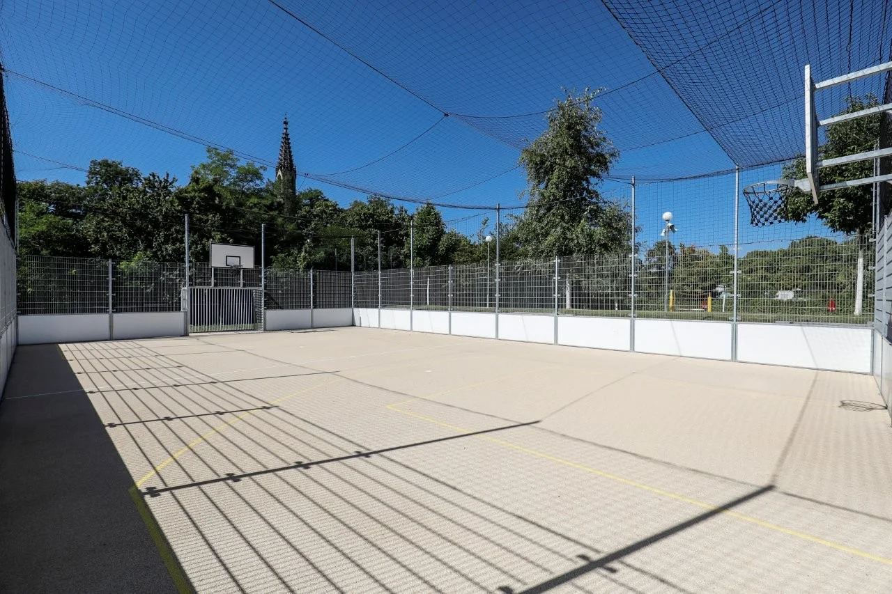  Ein Basketballfeld in der grosszuegigen Sportanlage im LEUZE