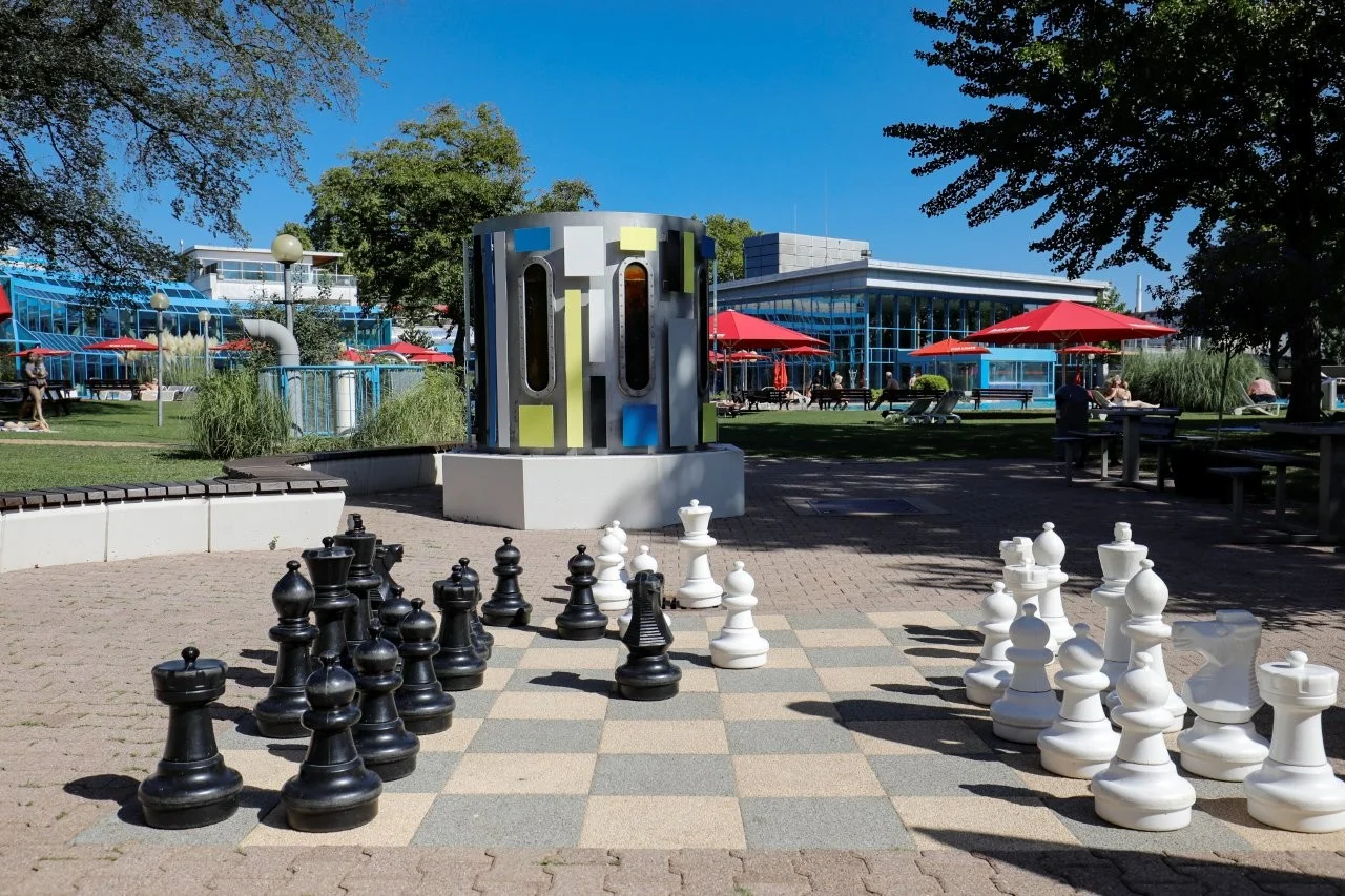 Ein Schachspielfeld mit ueberdimensionierten Schachfiguren in der Assenanlage von LEUZE.