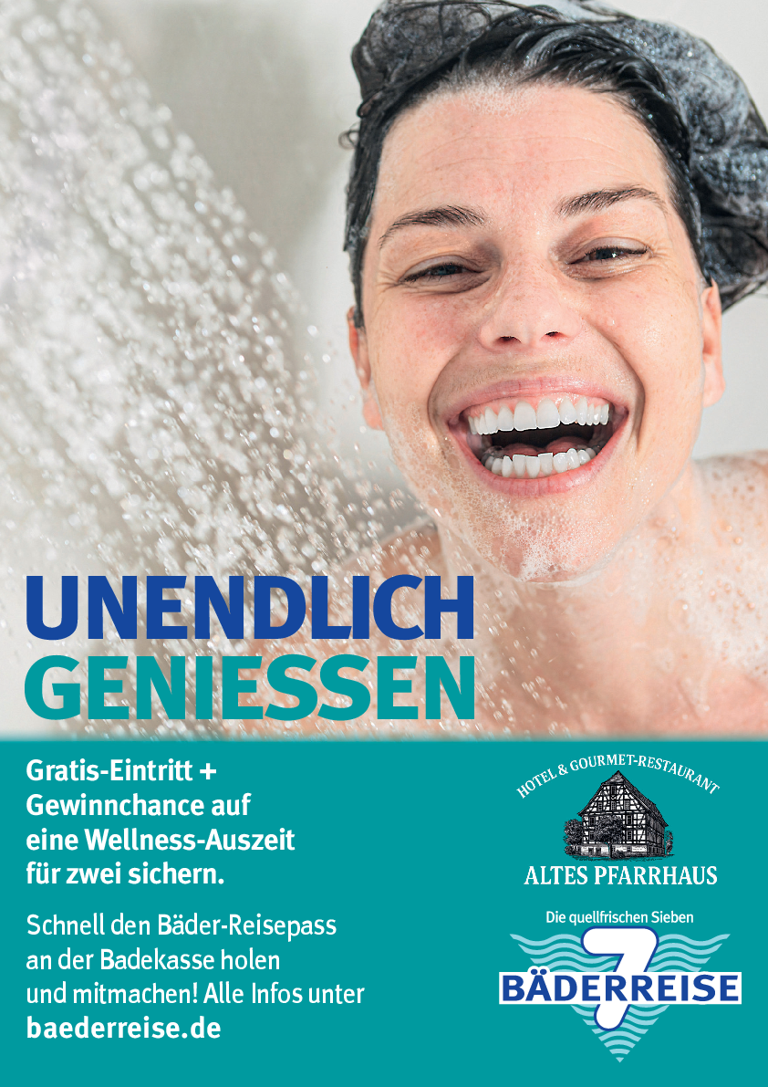 Aktionsplakat Bäderreise 2026 mit Gewinnchance auf eine Wellness-Auszeit im Alten Pfarrhaus Bad Überkingen. Aif dem Plakat ist das lachende Gesicht einer jüngen Frau unter Wasserdusche zu sehen.