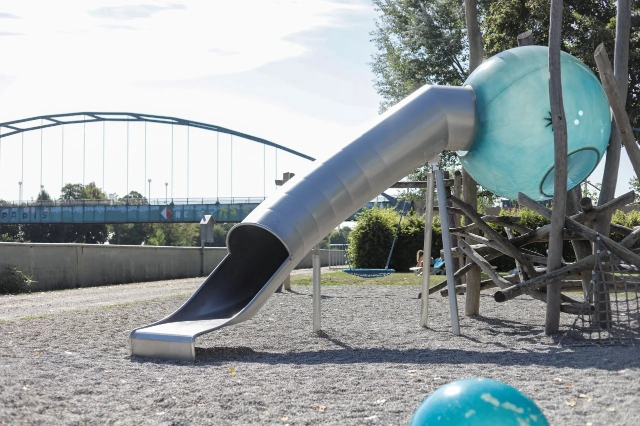 Eine Rutsche im Kletterpark auf dem Spielplatz im Aussenbereich Kinderland LEUZE