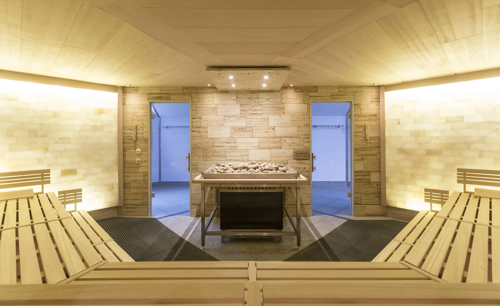 Innenansicht Sauna mit Holzbänken und Aufgussbereich im SoleBad Cannstatt.