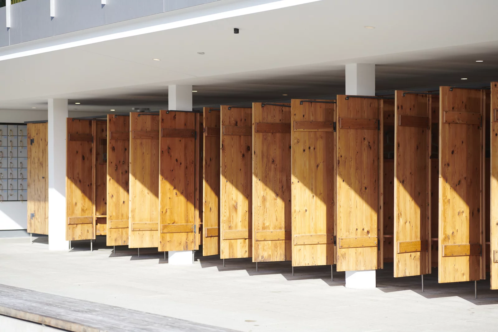 Original erhaltene, restaurierte, historsiche Umkleidekabinen im Mineralbad Berg.