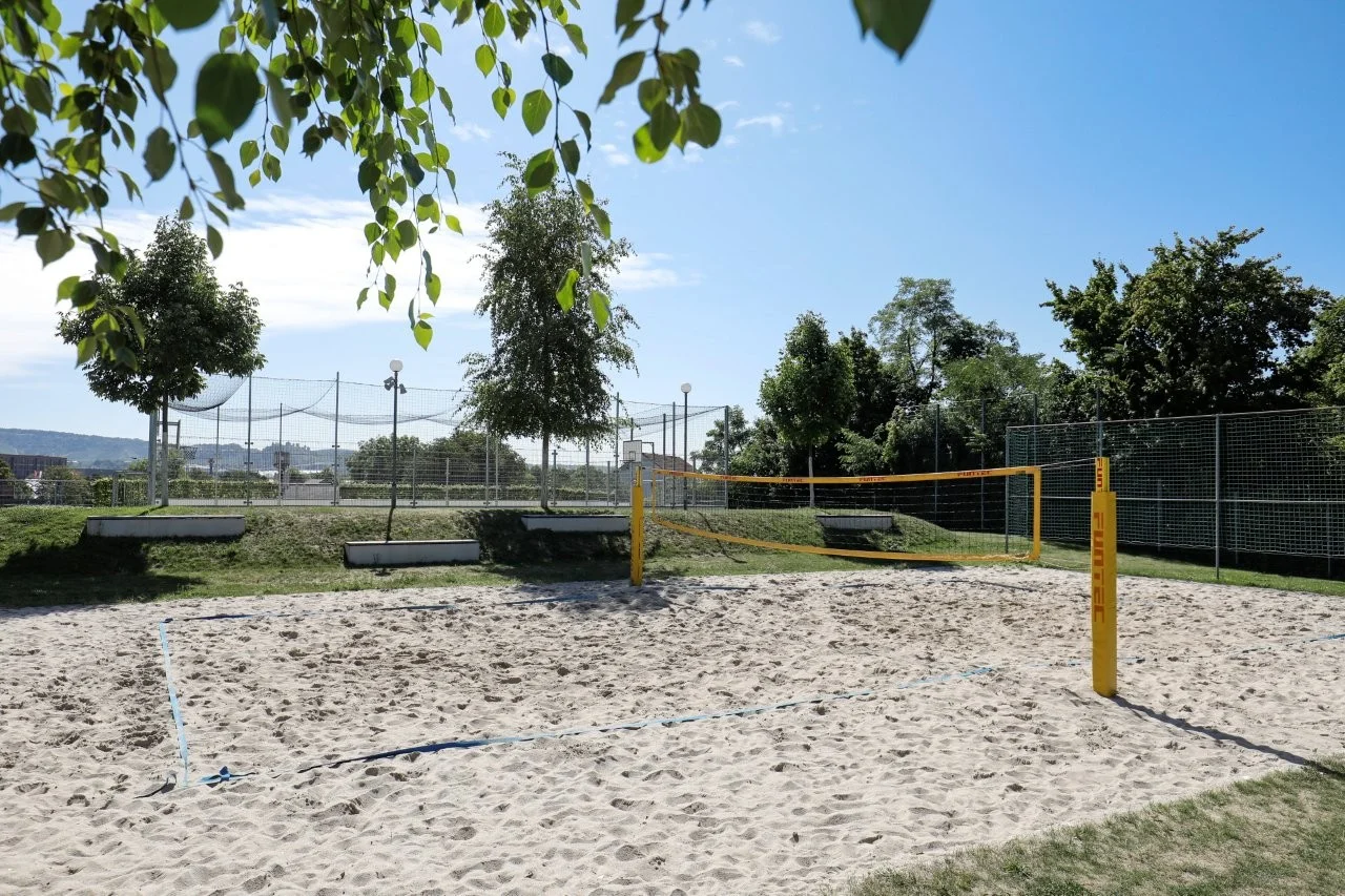Ein Beachvolleyballfeld in der grosszuegig angelegten Sportanlage im LEUZE