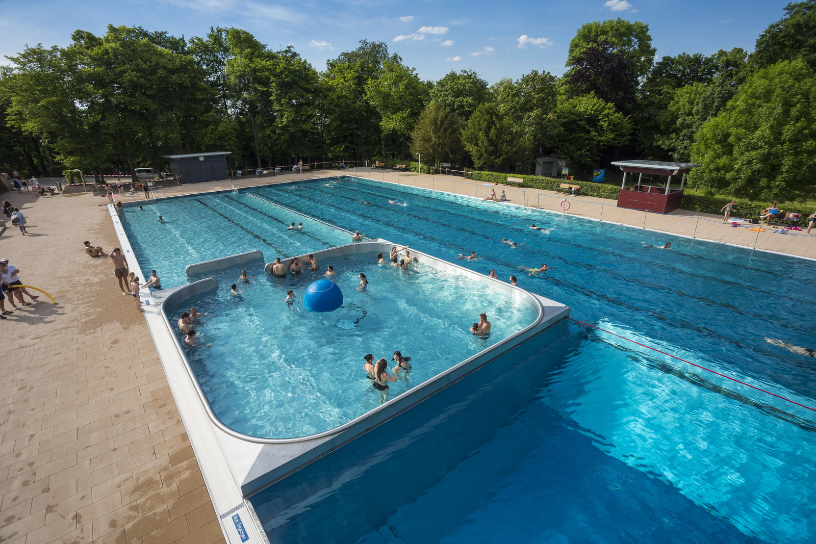 Vogelperspektive: Außenbecken um den Apiball und Schwimmbecken mit Schwimmgästen im Höhenfreibad Killesberg.