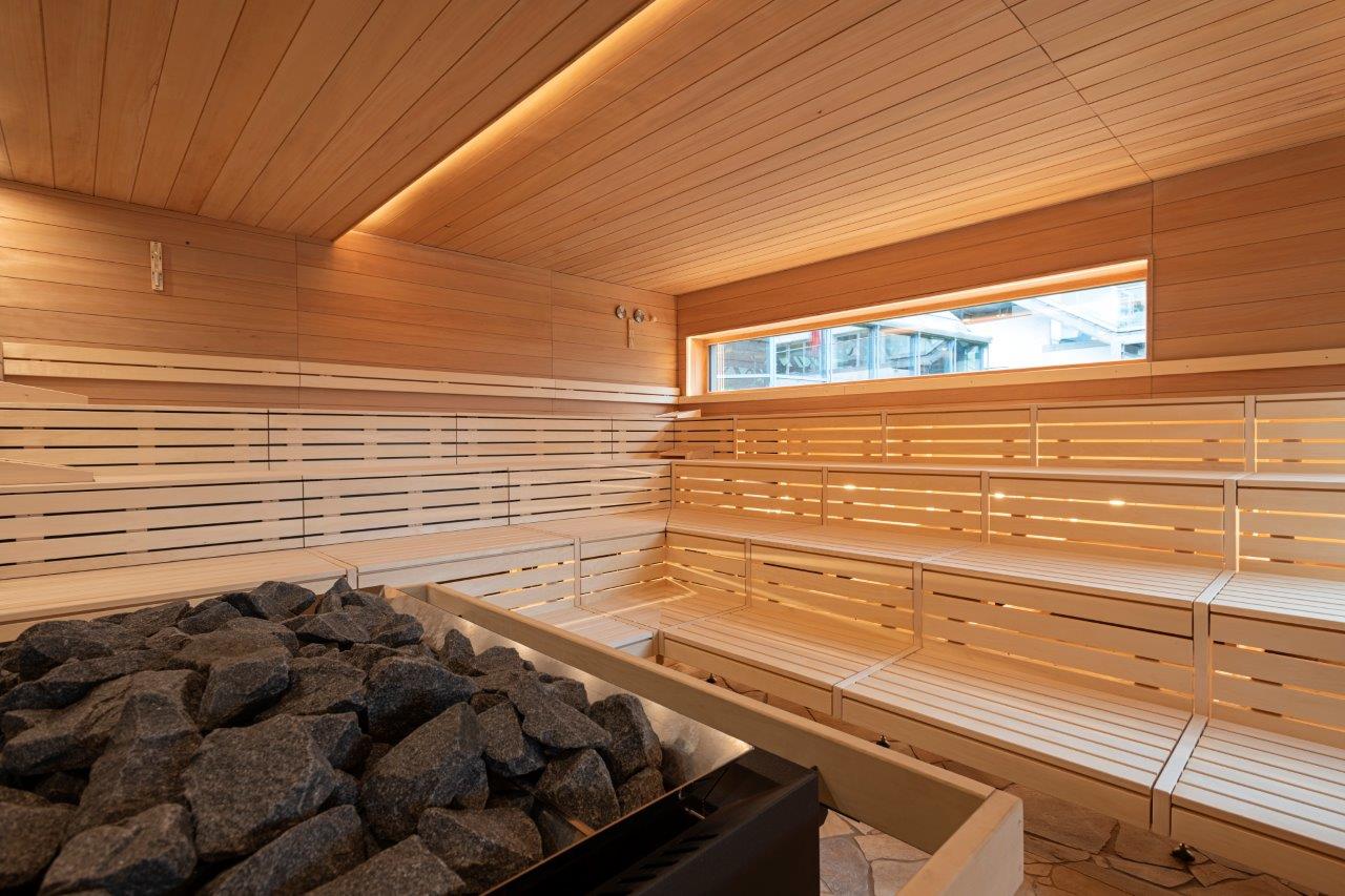 LEUZE Aussensauna Innenansicht Innenansicht Aussensauna im LEUZE. Baenke aus hellem Holz, Saunaofen, lichtdurchflutet.