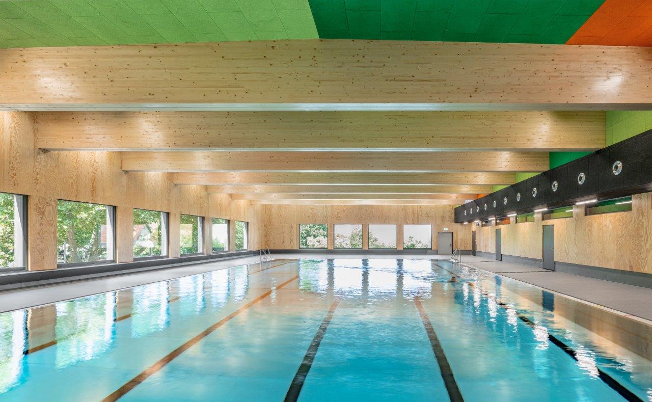 AQUABOX Schwimmbecken Innenansicht AQUABOX Schwimmbecken Innenansicht Fensterfront farbig gestaltete Decke