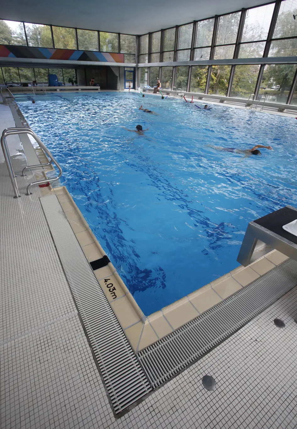 Mehrzweckbecken im Hallenbad Vaihingen Blick vom Beckenrad auf die Schwimmer im Mehrzweckbecken im Hallenbad Vaihingen.