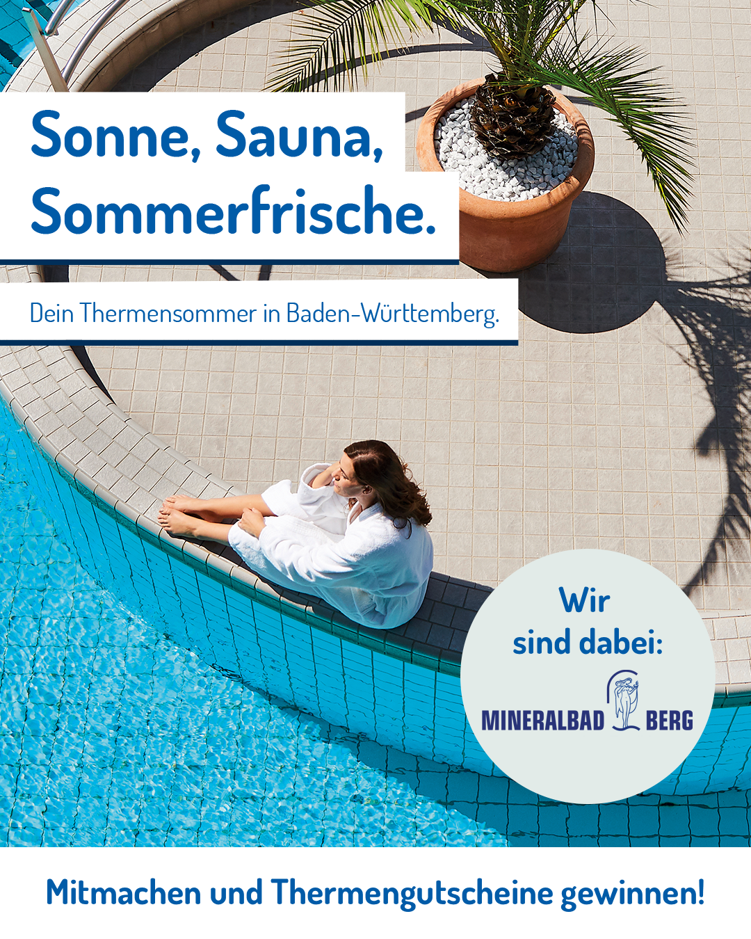 Aktionsplakat Thermensommer 2025. Eine Frau im weißen Bademantel sitzt am Beckenrand. Im Störer steht: Wir sind dabei: das Logo Mineralbad Berg. Darunter steht "Mitmachen und Thermengutscheine gewinnen!"