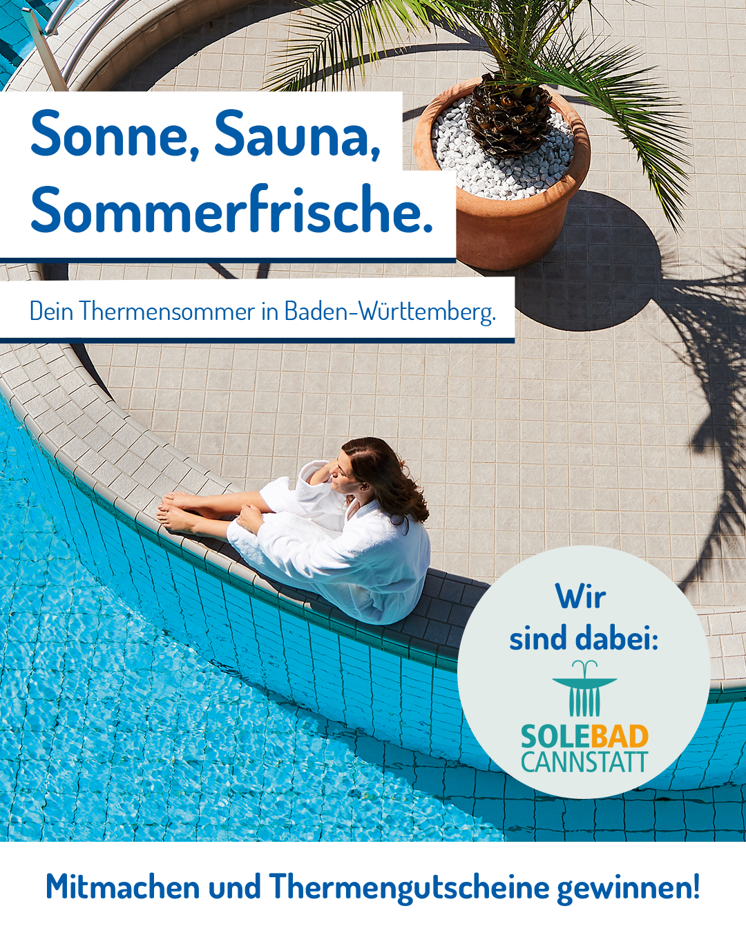 Aktionsplakat Thermensommer 2025. Eine Frau im weißen Bademantel sitzt am Beckenrand. Im Störer steht: Wir sind dabei: das Logo SoleBad Cannstatt. Darunter steht "Mitmachen und Thermengutscheine gewinnen!"