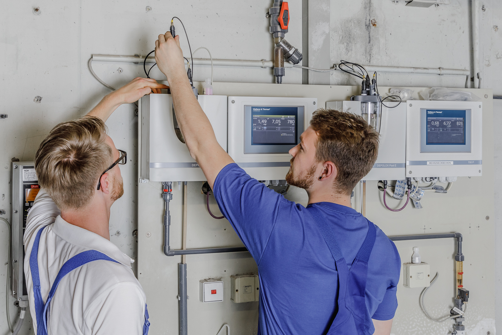 Zwei Männer an der Elektrik.