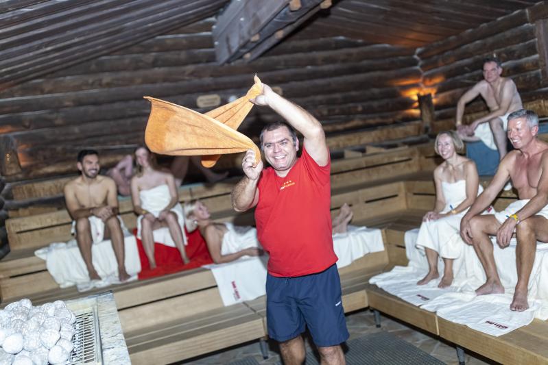Aufguss-Zeremonie in der Kelo-Sauna