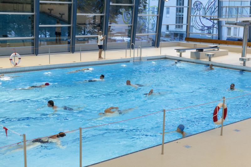 Schwimmen und trainieren im Mehrzweckbecken des Hallenbads Feuerbach