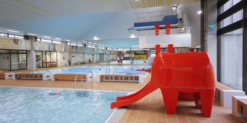Nichtschwimmerbecken mit Kinderrutsche im Hallenbad Sonnenberg